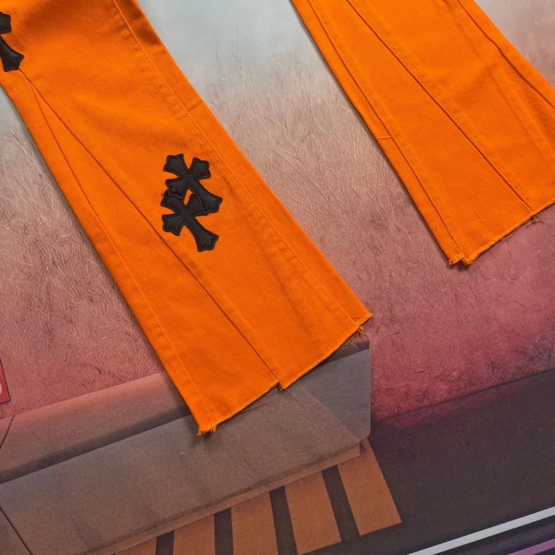 🅿️280 🔘Style No.-KL159 🔘Cro Heart𝐂𝐡𝐫𝐨𝐦𝐞 𝐇𝐞𝐚𝐫𝐭 Orange Cow King patchwork leather cross flared jeans* This Crow Heart orange Cow King jeans are really a treasure in the fashion circle! It is made of high-quality denim fabric, which is very thick and has great texture. The bright orange color is particularly eye-catching, and it will definitely turn heads when walking on the street! The black cross element on the top is the classic logo of Crow Heart. The lambskin is accurately sewn on using laser alignment technology, which is particularly delicate. The hardware is also specially customized, durable and stylish. The overall distressed and washed process makes the pants full of retro charm, and the texture of each pair is unique. To match, wear a simple white cotton short T-shirt and a pair of white shoes to look youthful and fashionable. If you want to be cooler, wear a black leather jacket and Martin boots to instantly become a street trendy person! It can be worn by both men and women, and it is even more eye-catching when couples wear it together, easily becoming the focus of fashion!  Size: S M L XL (28.30.32.34) Color: Orange